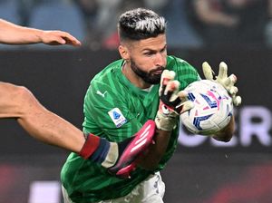 Kontroversi Nasib Kiper andai Kena Kartu Biru
