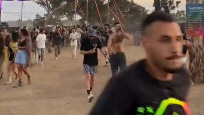 Orang-orang Lari Ketakutan Saat Serangan Roket Israel-Hamas People at a dance party flee during a surprise attack launched by Hamas, near Reim, Israel October 7, 2023 in this screen grab obtained from social media video. Video obtained by Reuters/via REUTERS THIS IMAGE HAS BEEN SUPPLIED BY A THIRD PARTY. MANDATORY CREDIT. NO RESALES. NO ARCHIVES.