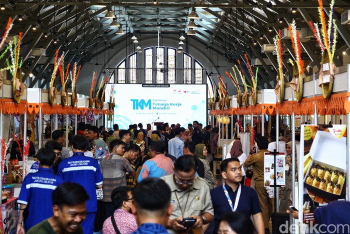 Para pengunjung melihat beragam booth dalam Pameran Tenaga Kerja Mandiri (TKM) di Pos Bloc, Jakarta, Senin (9/10/2023). Pameran tersebut menghadirkan beragam kesempatan kerja mandiri UMKM seperti jasa dan kerajinan hingga bursa kerja. Menurut data BPS yang dikeluarkan Mei 2023, Tingkat Pengangguran Terbuka (TPT) pada Februari 2023 mencapai 5,45%, turun jika dibanding Februari tahun lalu yang masih 5,86%.