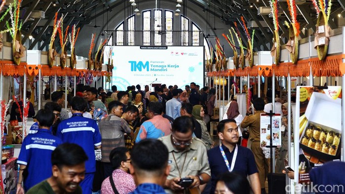 Pameran Tenaga Kerja Mandiri di Pos Bloc Jakarta Para pengunjung melihat beragam booth dalam Pameran Tenaga Kerja Mandiri (TKM) di Pos Bloc, Jakarta, Senin (9/10/2023). Pameran tersebut menghadirkan beragam kesempatan kerja mandiri UMKM seperti jasa dan kerajinan hingga bursa kerja. Menurut data BPS yang dikeluarkan Mei 2023, Tingkat Pengangguran Terbuka (TPT) pada Februari 2023 mencapai 5,45%, turun jika dibanding Februari tahun lalu yang masih 5,86%.