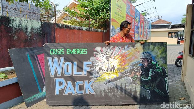 Parsan (57), sosok pelukis poster film yang saat ini masih eksis di Bioskop Rajawali, Purwokerto, Banyumas. Foto diunggah pada Senin (9/10/2023).