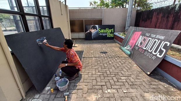 Parsan (57), sosok pelukis poster film yang saat ini masih eksis di Bioskop Rajawali, Purwokerto, Banyumas. Foto diunggah pada Senin (9/10/2023).