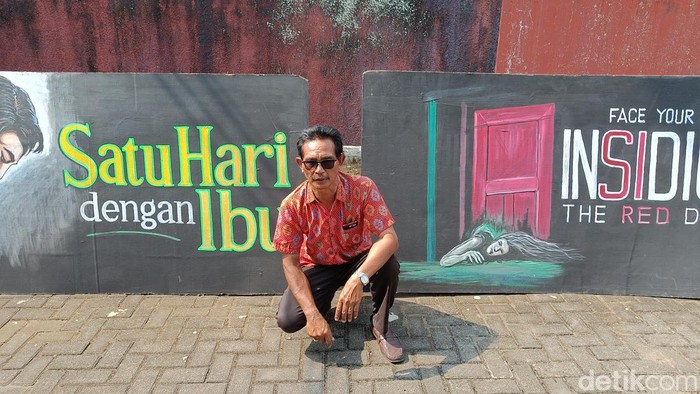 Parsan (57), sosok pelukis poster film yang saat ini masih eksis di Bioskop Rajawali, Purwokerto, Banyumas. Foto diunggah pada Senin (9/10/2023).