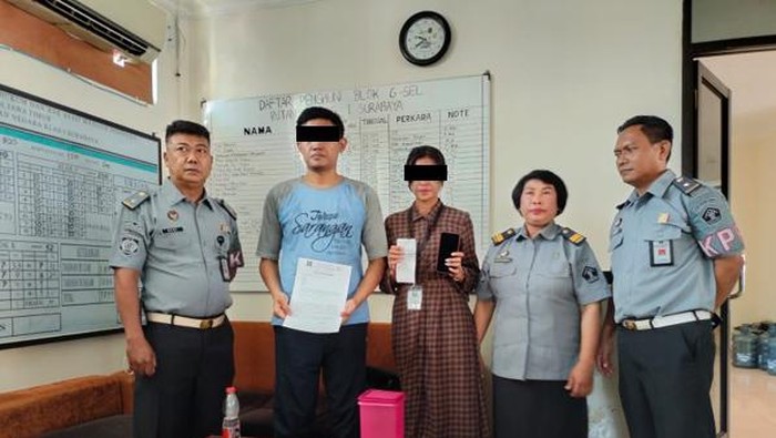 Pelaku penyelundupan HP dan kakaknya saat diamankan petugas
