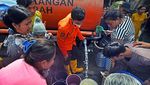 Potret Warga Pakai Galon Demi Dapatkan Air Bersih saat Kemarau