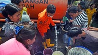 Petugas Badan Penanggulangan Bencana Daerah (BPBD) Kota Serang membagikan air bersih untuk warga di Kampung Kilasah, Serang, Banten, Senin (9/10/2023).  