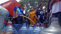 Untuk membantu warga terdampak kekeringan di 101 Desa yang tersebar di 22 Kecamatan Pemda setempat menyalurkan 15 ribu liter air bersih setiap harinya.  