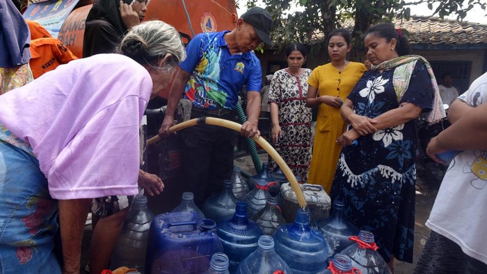 Pembagian air bersih untuk warga Petugas Badan Penanggulangan Bencana Daerah (BPBD) Kota Serang membagikan air bersih kepada warga di Kampung Kilasah, Serang, Banten, Senin (9/10/2023). Untuk membantu warga terdampak kekeringan di 101 Desa yang tersebar di 22 Kecamatan Pemda setempat menyalurkan 15 ribu liter air bersih setiap harinya. ANTARA FOTO/Asep Fathulrahman/nz