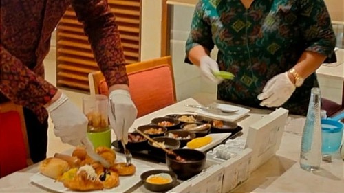 Tim Food Security Polda Bali mengecek makanan untuk delegasi KTT AIS Forum 2023.