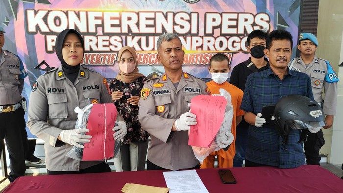 Pemuda Girimulyo nekat membawa kabur gadis ABG dan memperkosanya. TBS (22) berbaju tahanan saat dihadirkan di jumpa pers di Mapolres Kulon Progo, Senin (9/10/2023).