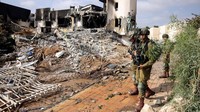 Serangan mendadak yang digelar pada Sabtu (7/10) oleh pasukan bersenjata Hamas merebut pos-pos keamanan termasuk kantor polisi di Kota Sderot dan menyerbu jalur penyeberangan Erez, fasilitas keamanan tinggi yang menyalurkan orang-orang yang masuk dan keluar Gaza melalui serangkaian kontrol ketat.  