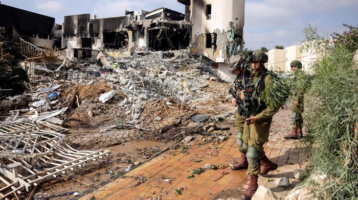 Penampakan Markas Polisi di Israel Hancur Digempur Hamas Israeli security gather near a rifle at the site of a battle following a mass infiltration by Hamas gunmen from the Gaza Strip, in Sderot, southern Israel October 8, 2023. REUTERS/Ronen Zvulun