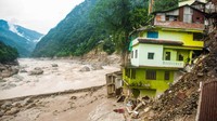 Rumah-rumah rusak akibat banjir terlihat di sepanjang tepian Sungai Teesta di Dikchu di Sikkim, India, Minggu (8/10/2023). Tim penyelamat terus mencari hampir 150 orang yang hilang. REUTERS/Wang Che.