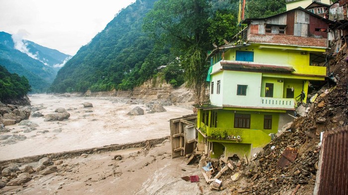 Penampakan Ngeri Banjir Bandang di India, Puluhan Orang Tewas Damaged houses affected by the flood are seen along the bank of Teesta River at Dikchu in Sikkim, India October 7, 2023. REUTERS/Wang Che NO RESALES. NO ARCHIVES