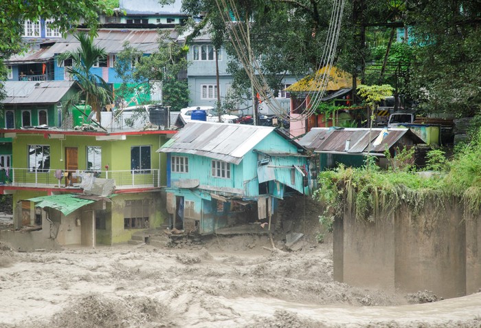 Houses affected by the rising water levels along the bank of the Teesta River are seen during the flood at Teesta Bazaar in Kalimpong District, West Bengal, India October 4, 2023. REUTERS/Brihat Rai