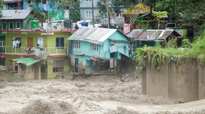 Penampakan Ngeri Banjir Bandang di India, Puluhan Orang Tewas