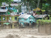 Penampakan Ngeri Banjir Bandang di India, Puluhan Orang Tewas