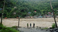 Danau Lhonak di pegunungan Sikkim meluap pada Rabu (4 Oktober) setelah hujan lebat memicu longsoran salju, menyebabkan banjir besar di sungai Teesta. Bencana ini merupakan salah satu bencana terburuk di kawasan ini dalam lebih dari 50 tahun terakhir dan yang terbaru dari serangkaian peristiwa cuaca ekstrem yang menyebabkan kerusakan luas di pegunungan Himalaya di Asia Selatan, yang menurut para ilmuwan disebabkan oleh perubahan iklim. REUTERS/Brihat Rai.