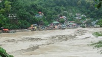 Para korban banjir di negara bagian Sikkim di India timur laut pada hari Minggu (8/10) menceritakan kisah-kisah horor tentang bagaimana mereka lari dari rumah mereka di tengah malam setelah mendengar akan datangnya air banjir. REUTERS/Brihat Rai.