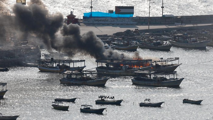 Serangan yang dilancarkan militer Israel tidak hanya menghancurkan bangunan dan gedung di Gaza. Serangan itu mengakibatkan perahu terbakar.