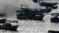 Asap tampak mengepul dari perahu yang terbakar tersebut. Hingga saat ini, sudah lebih dari 700 orang di pihak Israel yang tewas akibat konflik Israel vs Palestina terbaru ini. Sedangkan pihak resmi Gaza menyatakan sudah ada 400 orang tewas di pihak Hamas Palestina akibat serangan udara Israel.