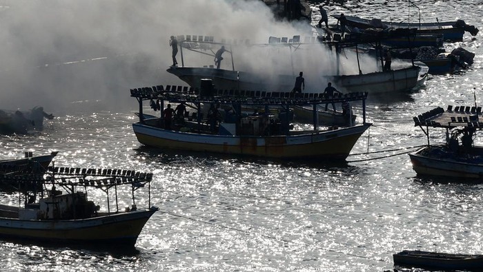 Penampakan Perahu di Gaza Terbakar Usai Diserang Israel Serangan yang dilancarkan militer Israel tidak hanya menghancurkan bangunan dan gedung di Gaza. Serangan itu mengakibatkan perahu terbakar.