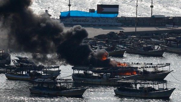 Penampakan Perahu di Gaza Terbakar Usai Diserang Israel