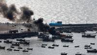 Sebuah perahu terbakar usai diserang militer Israel, Minggu (8/10/2023) waktu setempat. 