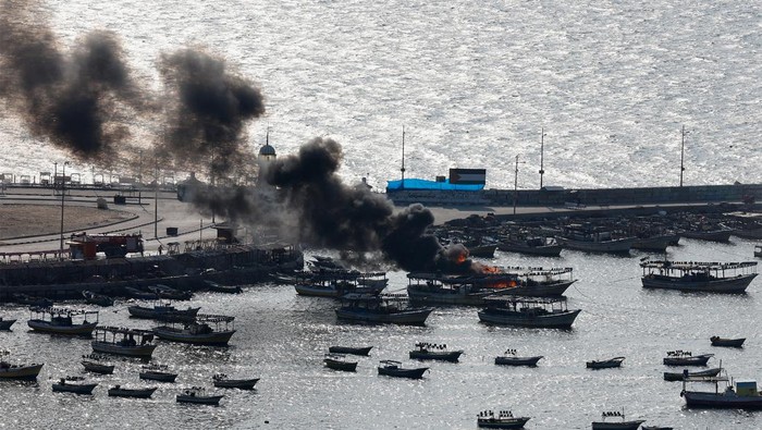 Penampakan Perahu di Gaza Terbakar Usai Diserang Israel Serangan yang dilancarkan militer Israel tidak hanya menghancurkan bangunan dan gedung di Gaza. Serangan itu mengakibatkan perahu terbakar.
