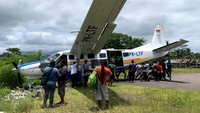 Petugas dan warga menyaksikan Pesawat Asian One dengan kode penerbangan PK-LTF yang mengalami kecelakaan saat hendak lepas landas dari Bandara Kenyam di Kabupaten Nduga, Papua Pegunungan, Senin (9/10/2023). 
