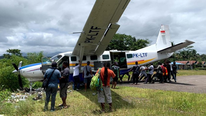 Petugas dan warga menyaksikan Pesawat Asian One dengan kode penerbangan PK-LTF yang mengalami kecelakaan saat hendak lepas landas dari Bandara Kenyam di Kabupaten Nduga, Papua Pegunungan, Senin (9/10/2023). Menurut Kapolres Nduga kecelakaan Pesawat tersebut yang hendak terbang menuju Timika itu disebabkan rem blong dan tidak ada korban jiwa dalam peristiwa tersebut. ANTARA FOTO/HO-Humas Polres Kenyam/nz