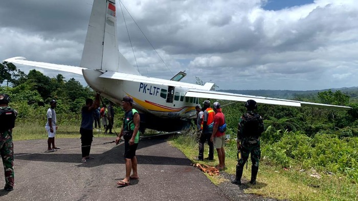 Penampakan Pesawat yang Angkut 8 Orang Kecelakaan di Papua Pegunungan Petugas dan warga menyaksikan Pesawat Asian One dengan kode penerbangan PK-LTF yang mengalami kecelakaan saat hendak lepas landas dari Bandara Kenyam di Kabupaten Nduga, Papua Pegunungan, Senin (9/10/2023). Menurut Kapolres Nduga kecelakaan Pesawat tersebut yang hendak terbang menuju Timika itu disebabkan rem blong dan tidak ada korban jiwa dalam peristiwa tersebut. ANTARA FOTO/HO-Humas Polres Kenyam/nz