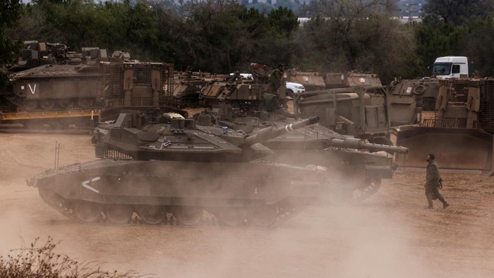 Penampakan Tank-tank Israel Siaga di Sekitar Jalur Gaza Israeli tanks and militiary vehicles amass at the Israeli side of the Gaza border, as violence around the nearby Gaza Strip mounts following a mass-rampage by armed Palestinian infiltrators, October 9, 2023. REUTERS/Amir Cohen