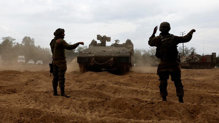 Penampakan Tank-tank Israel Siaga di Sekitar Jalur Gaza Israeli tanks and militiary vehicles amass at the Israeli side of the Gaza border, as violence around the nearby Gaza Strip mounts following a mass-rampage by armed Palestinian infiltrators, October 9, 2023. REUTERS/Amir Cohen