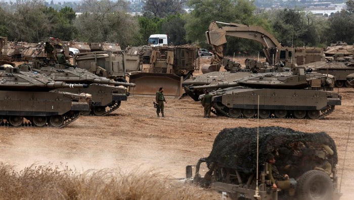 Israeli tanks and militiary vehicles amass at the Israeli side of the Gaza border, as violence around the nearby Gaza Strip mounts following a mass-rampage by armed Palestinian infiltrators, October 9, 2023. REUTERS/Amir Cohen