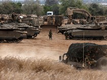 Penampakan Tank-tank Israel Siaga di Sekitar Jalur Gaza