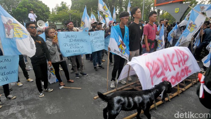 Pendemo bawa kambing dan keranda (Muchamad Sholihin/detikcom)