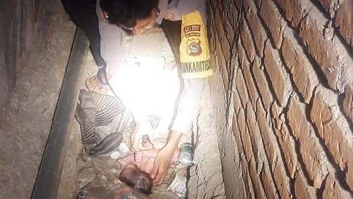 Polisi melakukan identifikasi terhadap bayi yang ditemukan di Bima, Minggu malam (8/10/2023).