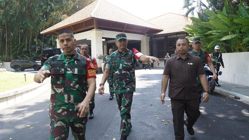 Pangdam IX/Udayana Mayjen Harfendi (tengah) mengecek keamanan hotel jelang KTT AIS Forum 2023.