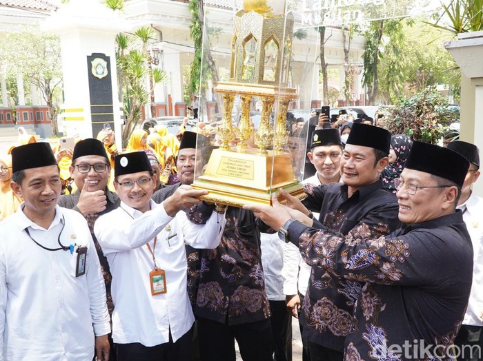 Peraih Medali Emas Lamongan di MTQ XXX Jatim diarak keliling lamongan