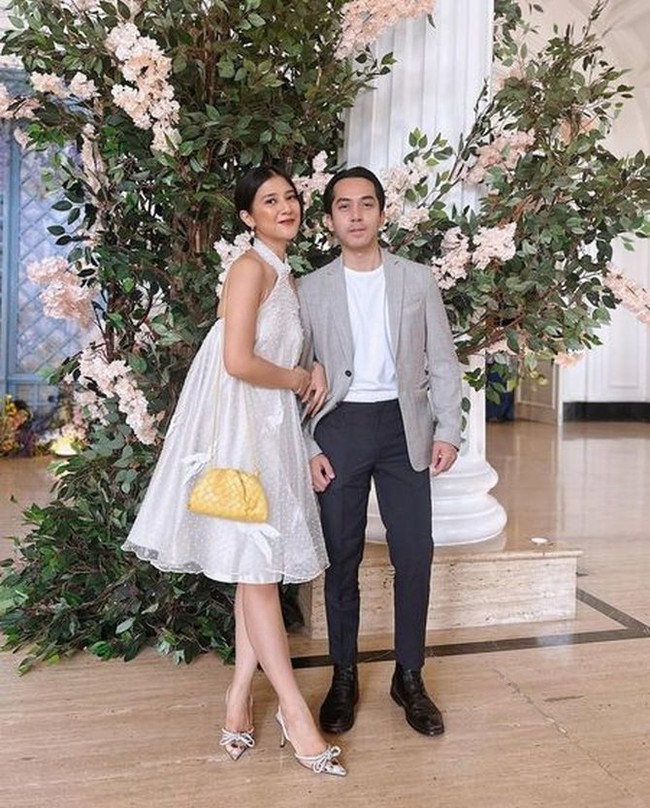 Tak ketinggalan, artis cantik Fita Anggriani yang juga merupakan sahabat Adinda Thomas tampak hadir. Fita tampil simpel mengenakan gaun pendek selutut berwarna putih. Ia tampak berpose bersama suaminya yang mengenakan jas abu-abu dipadukan kaos putih dan celana panjang hitam. Foto: Instagram