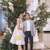 Tak ketinggalan, artis cantik Fita Anggriani yang juga merupakan sahabat Adinda Thomas tampak hadir. Fita tampil simpel mengenakan gaun pendek selutut berwarna putih. Ia tampak berpose bersama suaminya yang mengenakan jas abu-abu dipadukan kaos putih dan celana panjang hitam. Foto: Instagram