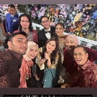 Para rekan-rekan Adinda Thomas di film KKN Desa Penari juga tampak hadir. Ada Tissa Biani yang hadir bersama kekasihnya, Dul Jaelani serta Achmad Megantara bersama istrinya. Foto: Instagram