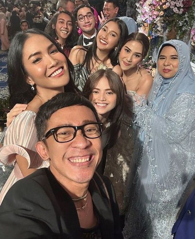 Aming juga tampak eksis di acara pernikahan Adinda Thomas dan Raka Akmal. Selain Aming, di dalam foto juga terlihat kehadiran Aulia Sarah yang sama-sama membintangi film KKN Desa Penari. Foto: Instagram