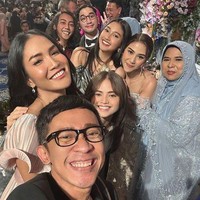 Aming juga tampak eksis di acara pernikahan Adinda Thomas dan Raka Akmal. Selain Aming, di dalam foto juga terlihat kehadiran Aulia Sarah yang sama-sama membintangi film KKN Desa Penari. Foto: Instagram