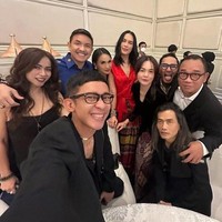 Dalam potret berbeda Aming tampak berpose satu frame dengan Sophia Latjuba. Terlihat Sophia Latjuba tampil cantik mengenakan blouse merah yang dipadukan dengan kain sarung panjang kotak-kotak. Foto: Instagram