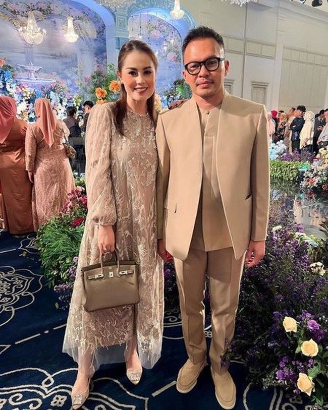 Sudah jarang tersorot, kehadiran Jennifer Dunn tak kalah mencuri atensi. Jennifer Dunn hadir bersama Faisal Harris. Bak sosialita, Jennifer hadir mengenakan outfit serba coklat, kompak dengan sang suami. Foto: Instagram