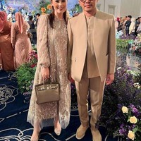 Sudah jarang tersorot, kehadiran Jennifer Dunn tak kalah mencuri atensi. Jennifer Dunn hadir bersama Faisal Harris. Bak sosialita, Jennifer hadir mengenakan outfit serba coklat, kompak dengan sang suami. Foto: Instagram
