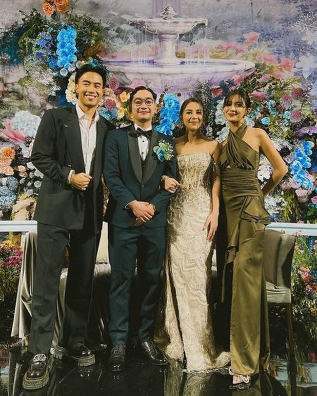 Sebagai sahabat Adinda Thomas, Sheila Dara Daisha tampak hadir ditemani suaminya, Vidi Aldiano. Sheila tampil cantik mengenakan gaun panjang berwarna hijau emerald. Sementara Vidi tampak mengenakan setelan jas berwarna hitam. Foto: Instagram