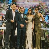 Sebagai sahabat Adinda Thomas, Sheila Dara Daisha tampak hadir ditemani suaminya, Vidi Aldiano. Sheila tampil cantik mengenakan gaun panjang berwarna hijau emerald. Sementara Vidi tampak mengenakan setelan jas berwarna hitam. Foto: Instagram